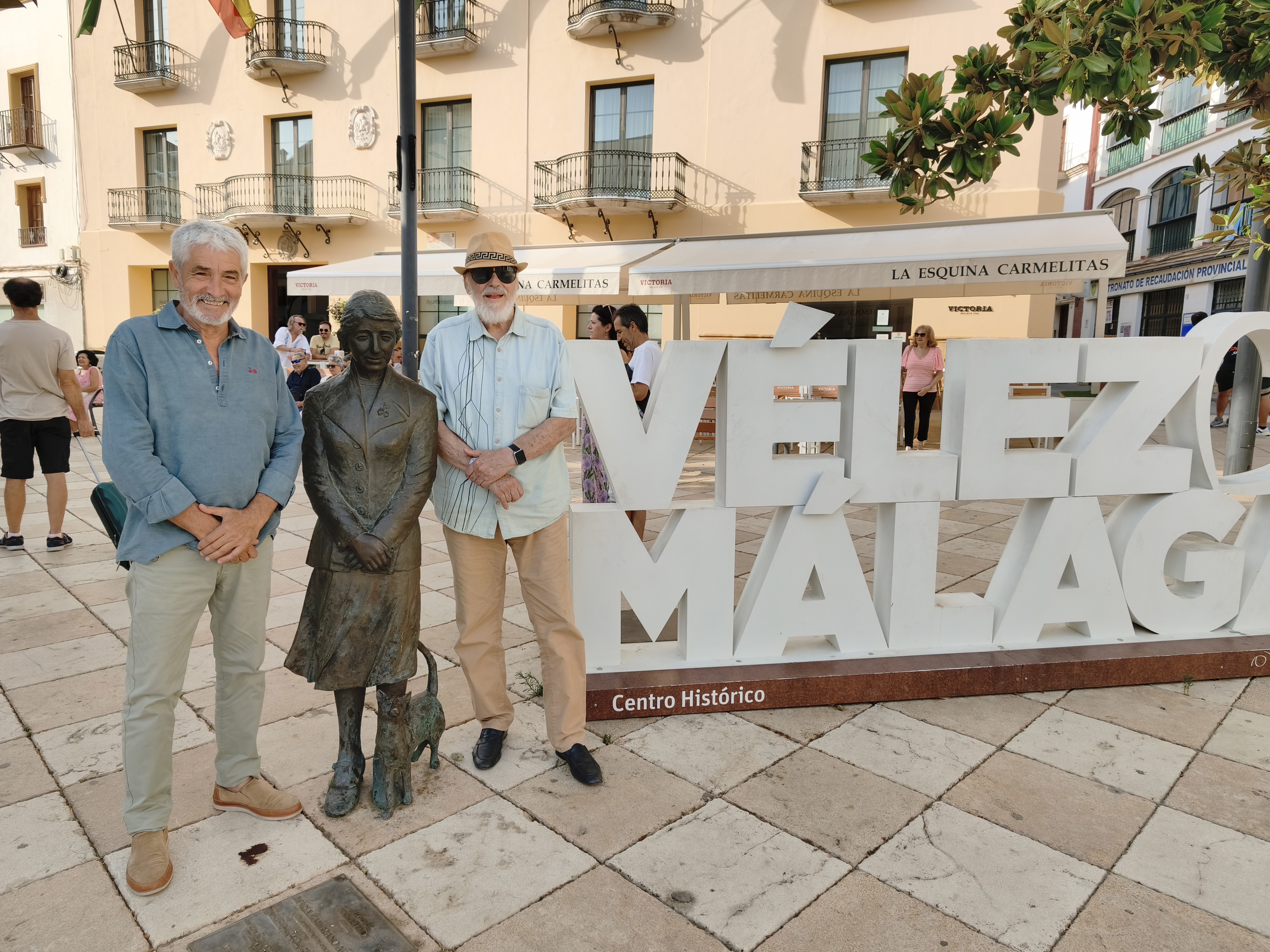 A. Casares Palma junto al escultor y amigo Paco Martín, autor de la escultura de María Zambrano